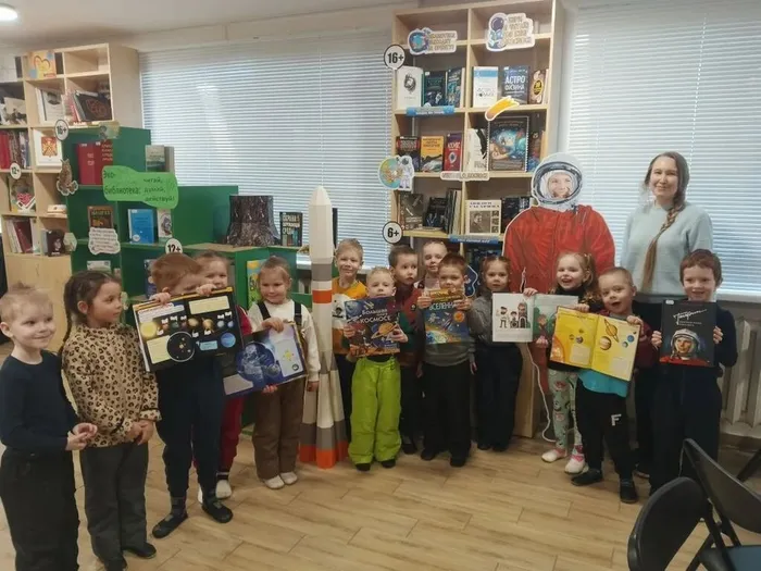 1 Участники мероприятия у книжной выставки