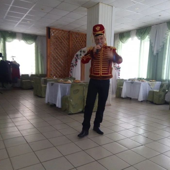 Кружились в вальсе пары.