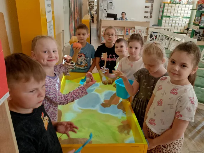 «Юные археологи» занимаются раскопками