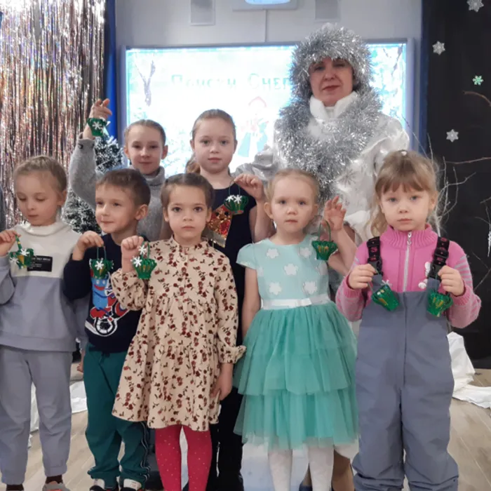 Наши окна кистью белой Дед мороз разрисовал