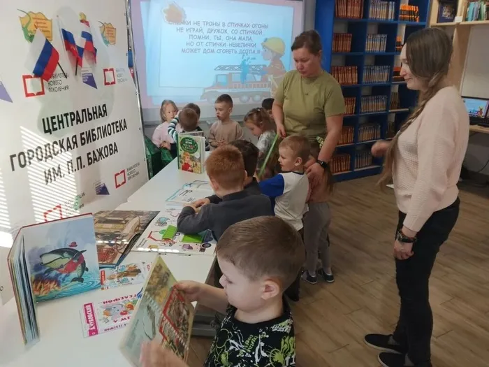 5 Осмотр книжной выставки юными читателями