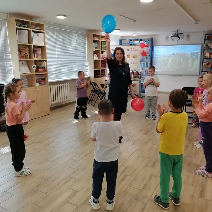«Белый, синий, красный цвет – символ славы и побед»