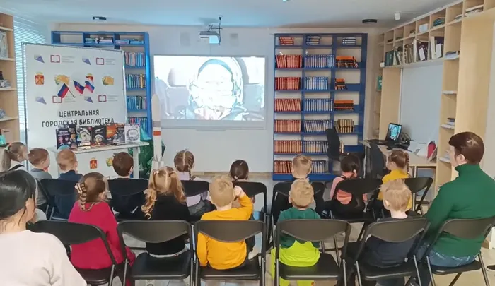 4 Просмотр кадров хроники полёта Ю. Гагарина из архива Президентской библиотеки